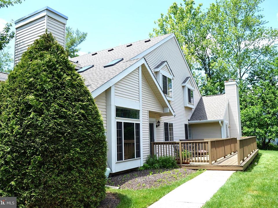 1st image of 475 Brown Briar Cir