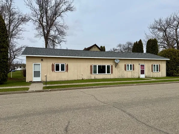 324 S 5th St, Wishek, ND 58495