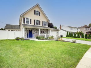 5 Candy Ln, Syosset, NY 11791