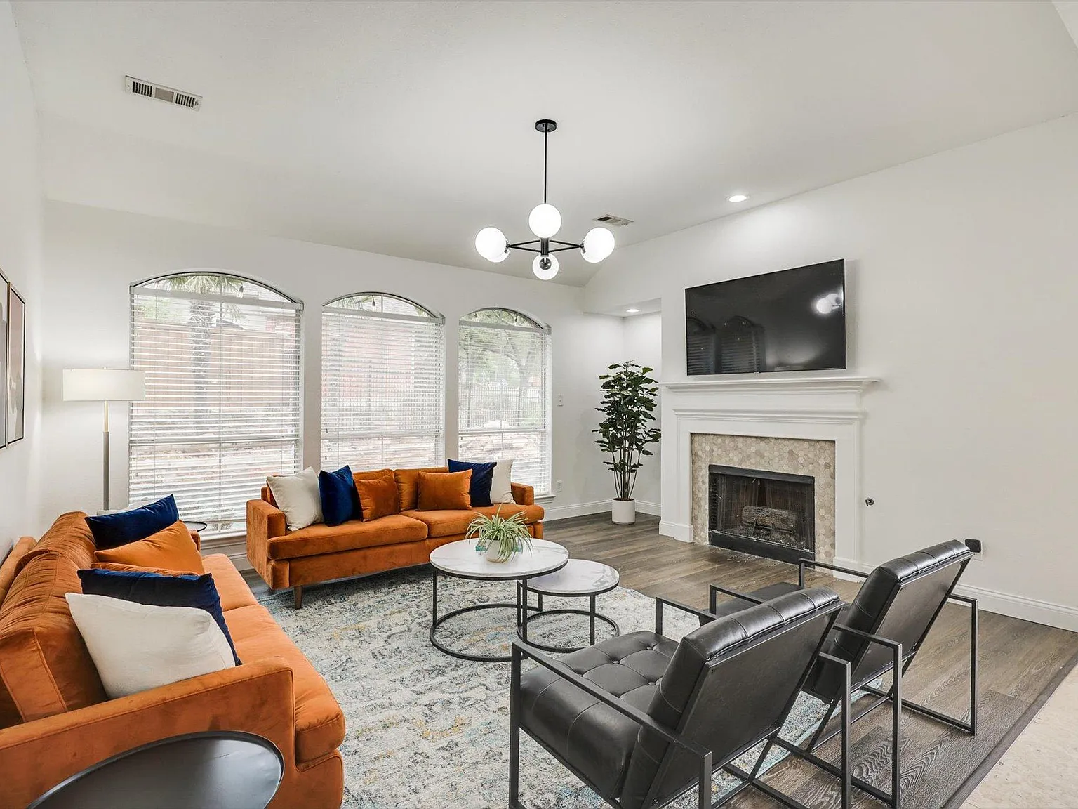 5 bed, 2.5 bath, 2570 sqft, $8,750 — Photo 3