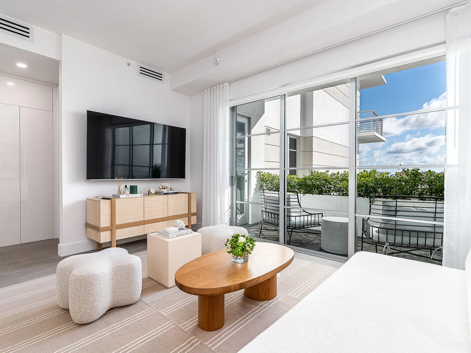 1 bed, 1.0 bath, 747 sqft, $6,995 — Photo 3