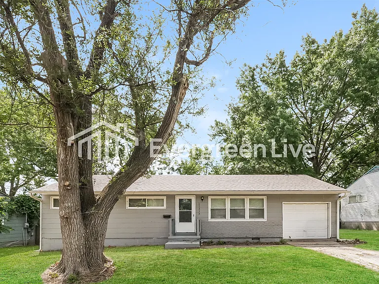 11213 Crystal Ave — Photo 1
