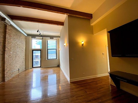 5th image of 529 N Milwaukee Ave #3S