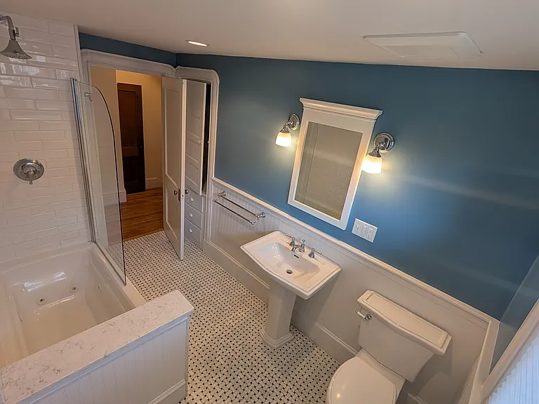Full bathroom on 2nd floor