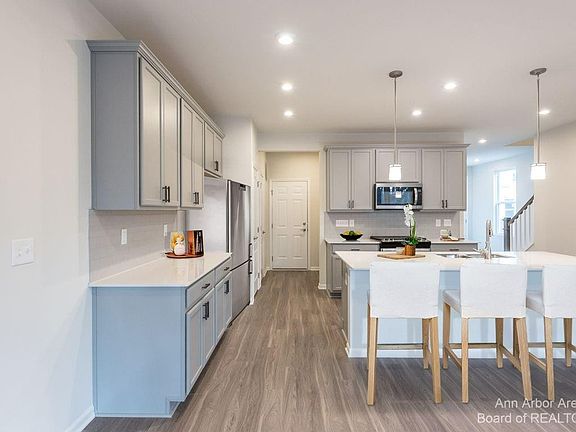 4th image of 2801 Willow Ct #16
