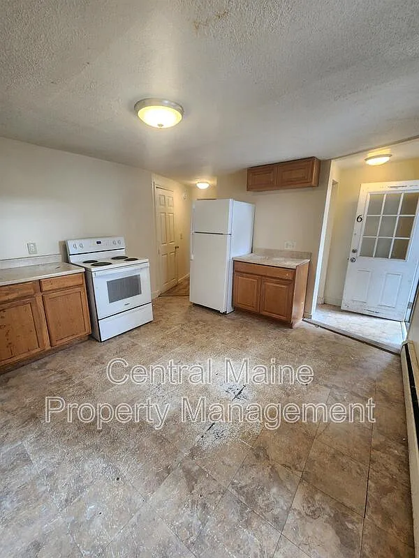 3 bed, 1.0 bath, $1,690 — Photo 2