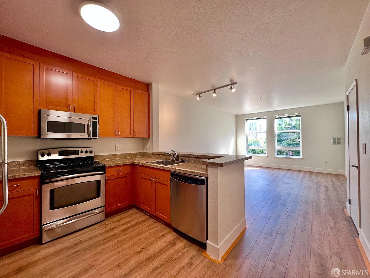 1 bed, 1.0 bath, 717 sqft, $3,995 — Photo 3
