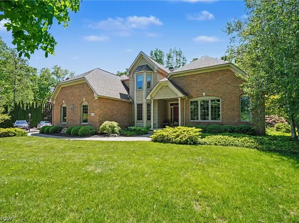 1250 Woodsview Dr, Akron, OH 44313