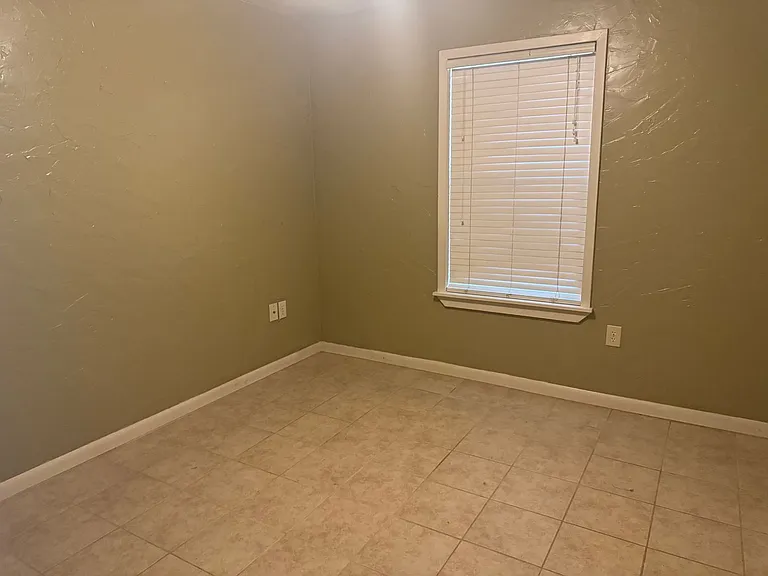 570 W Sterling Price St — Photo 7