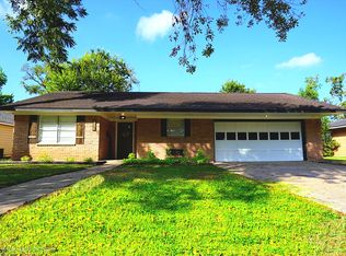 311 Oak Dr, Lake Jackson, TX 77566