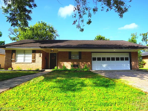 311 Oak Dr, Lake Jackson, TX 77566
