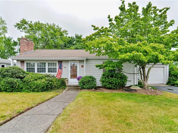 91 Weeden Ave E, Rumford, RI 02916
