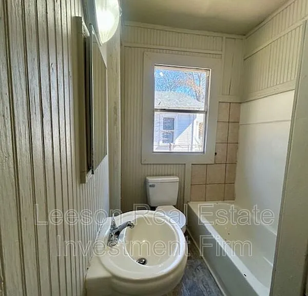 2544 Dupont St — Photo 10
