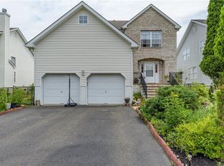 6 Yorkshire Village Rd, Lawrence Township, NJ 08648