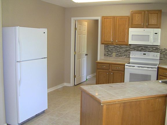 Self-cleaning oven, dishwasher, disposal, refrigerator/freezer, microwave