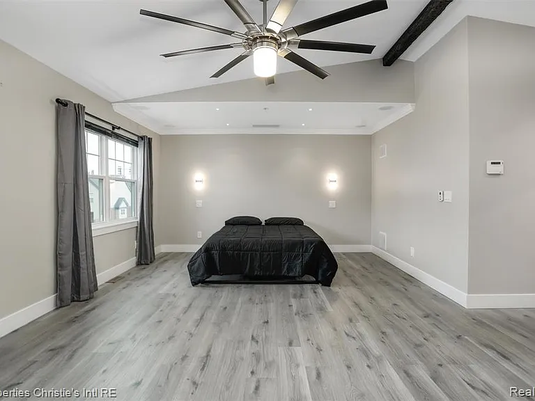 2542 Woodward Ave — Photo 17