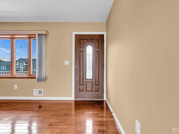 4th image of 36 Longman St