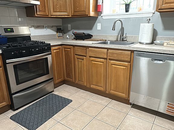 4th image of 568 S 10th St Floor 1