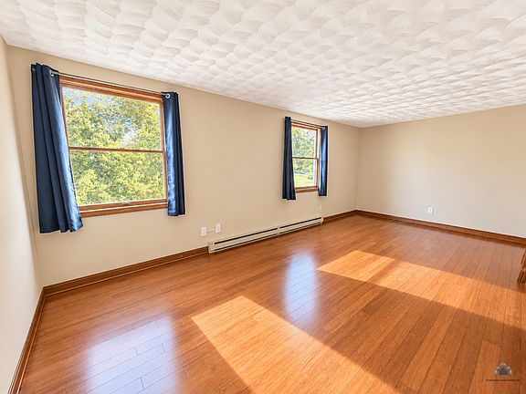 5th image of 19 Maple St