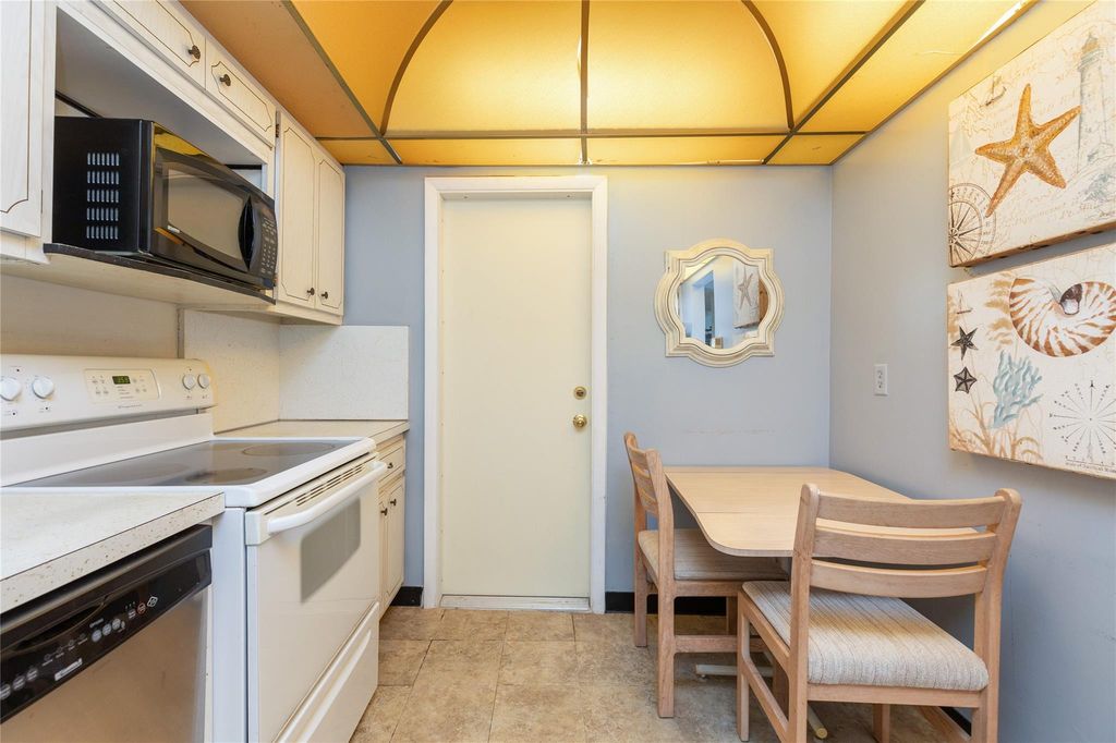2731 NE 14th St Causeway #121, photo 2