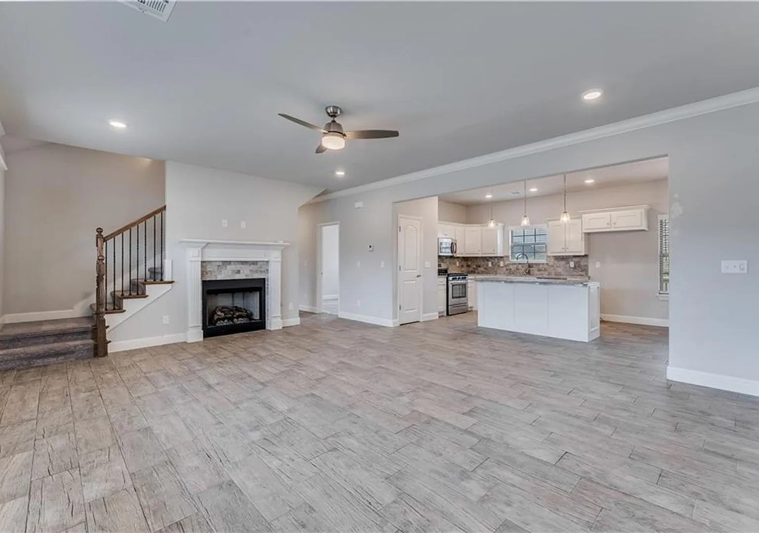 Minutes from I-49! 4BR/2.5BA Home — Photo 3