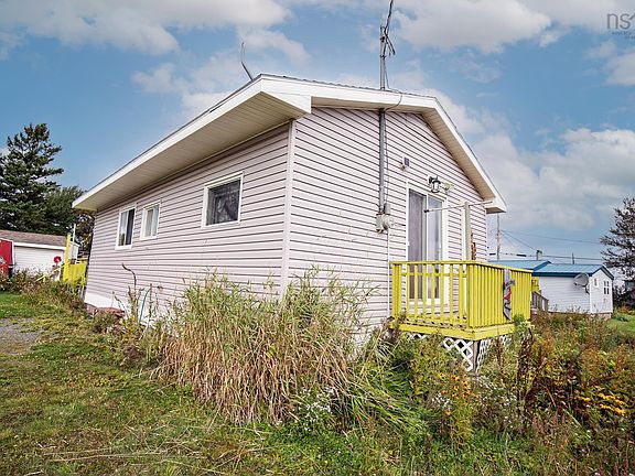 2nd image of 10 Hollis Ln