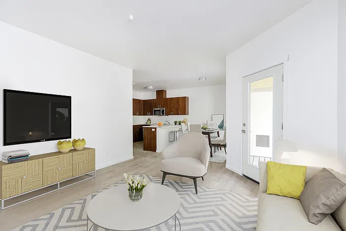 2 bed, 2.0 bath, 976 sqft, $1,950 — Photo 3