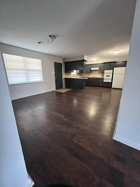 3 bed, 1300 sqft, $1,300 — Photo 4