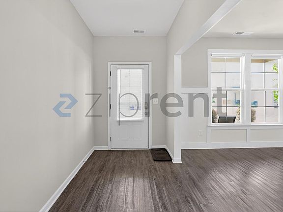 4th image of 1360 NE Slaton Manor Dr
