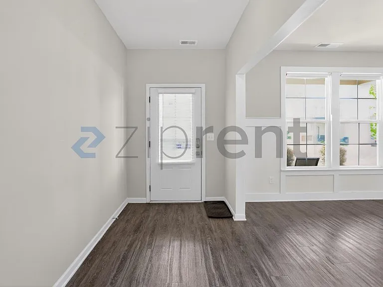 1360 NE Slaton Manor Dr — Photo 9