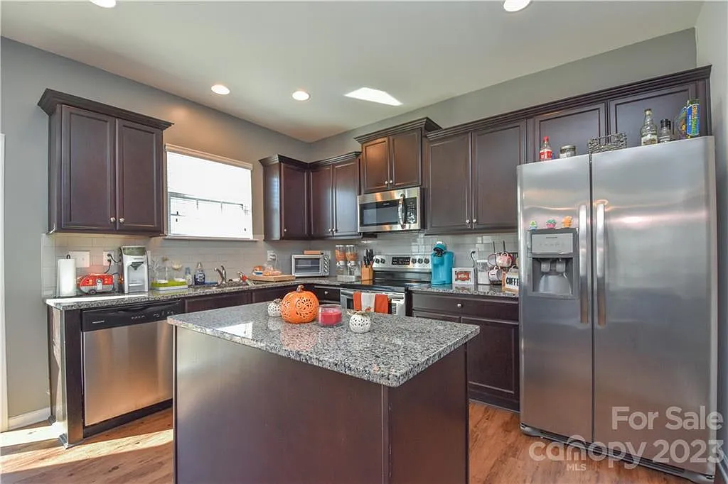 Kitchen - 136 King William Dr