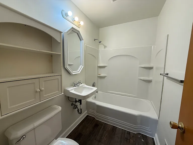 1404 Hackett St — Photo 9
