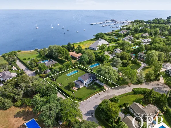 2 Wyandotte Ln, Bellport Village, NY 11713