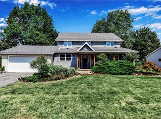 28 Barberry Ln, Williamsville, NY 14221