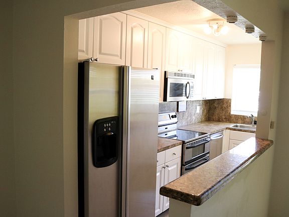 4th image of 2541 NE 11th St APT 107