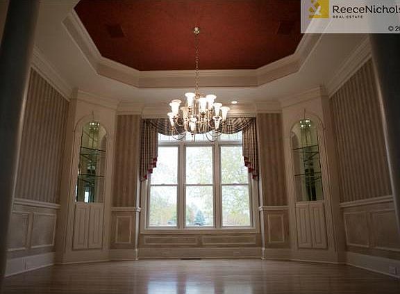 Dining room with trayed ceiling