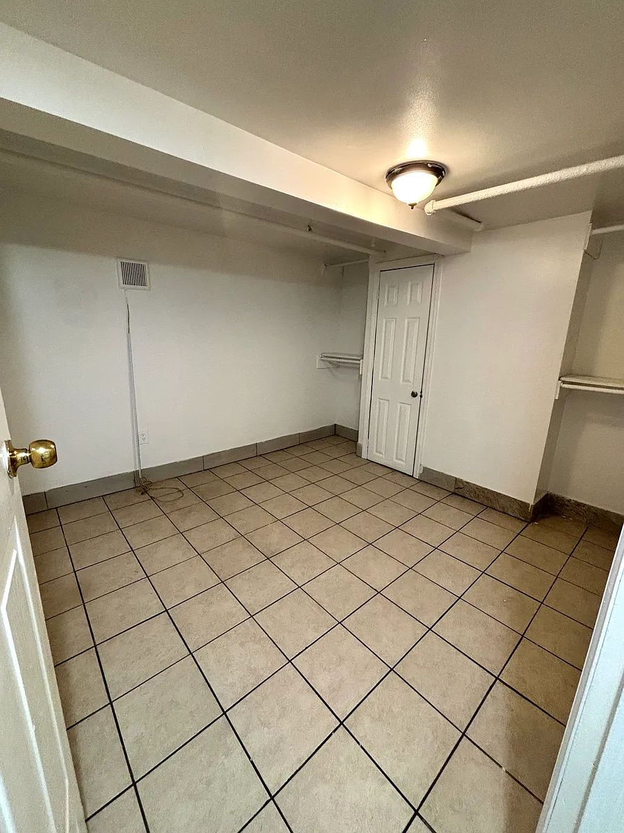 Building Photo - 723 E 222nd St #3