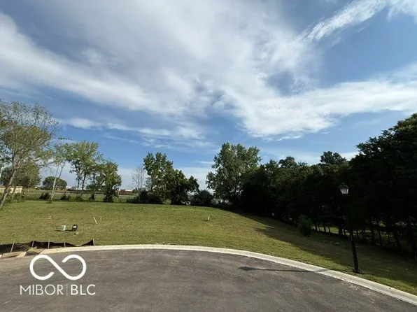 4888 Lakeview Dr, Greenwood, IN 46143