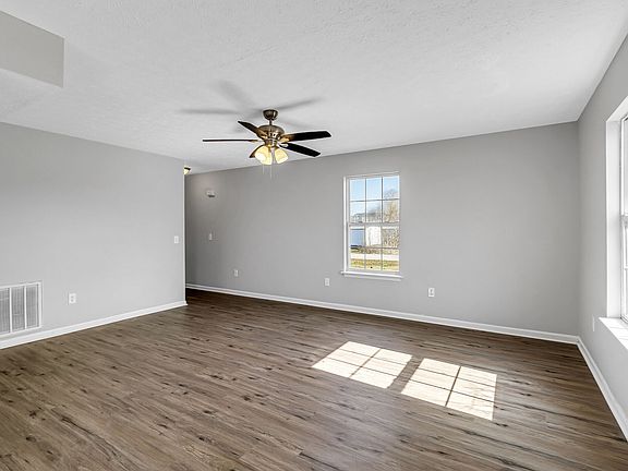5th image of 300 Cottonwood Dr