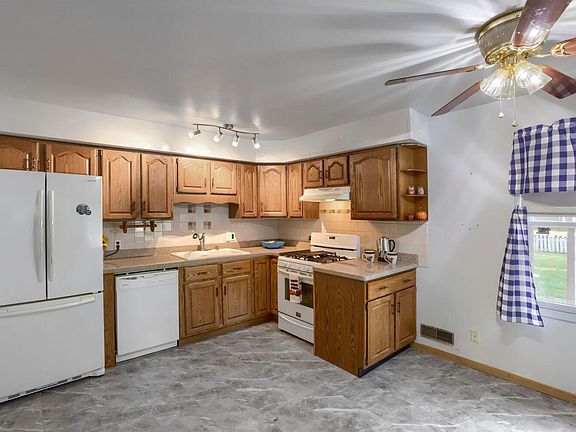 5th image of 2021 English St N