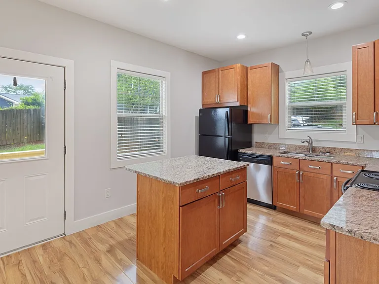 6 Thurland Ave — Photo 9