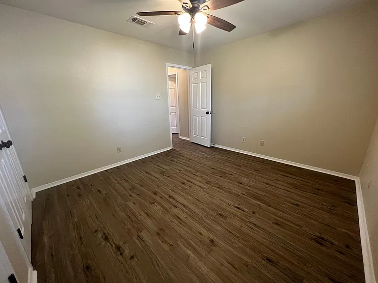 1653 Parkview Dr — Photo 23