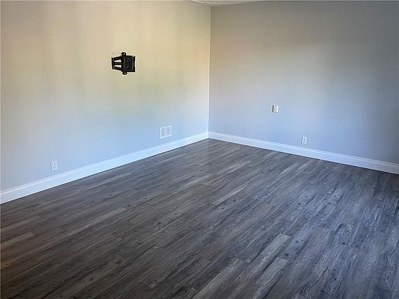 4th image of 40 Kerman Ave