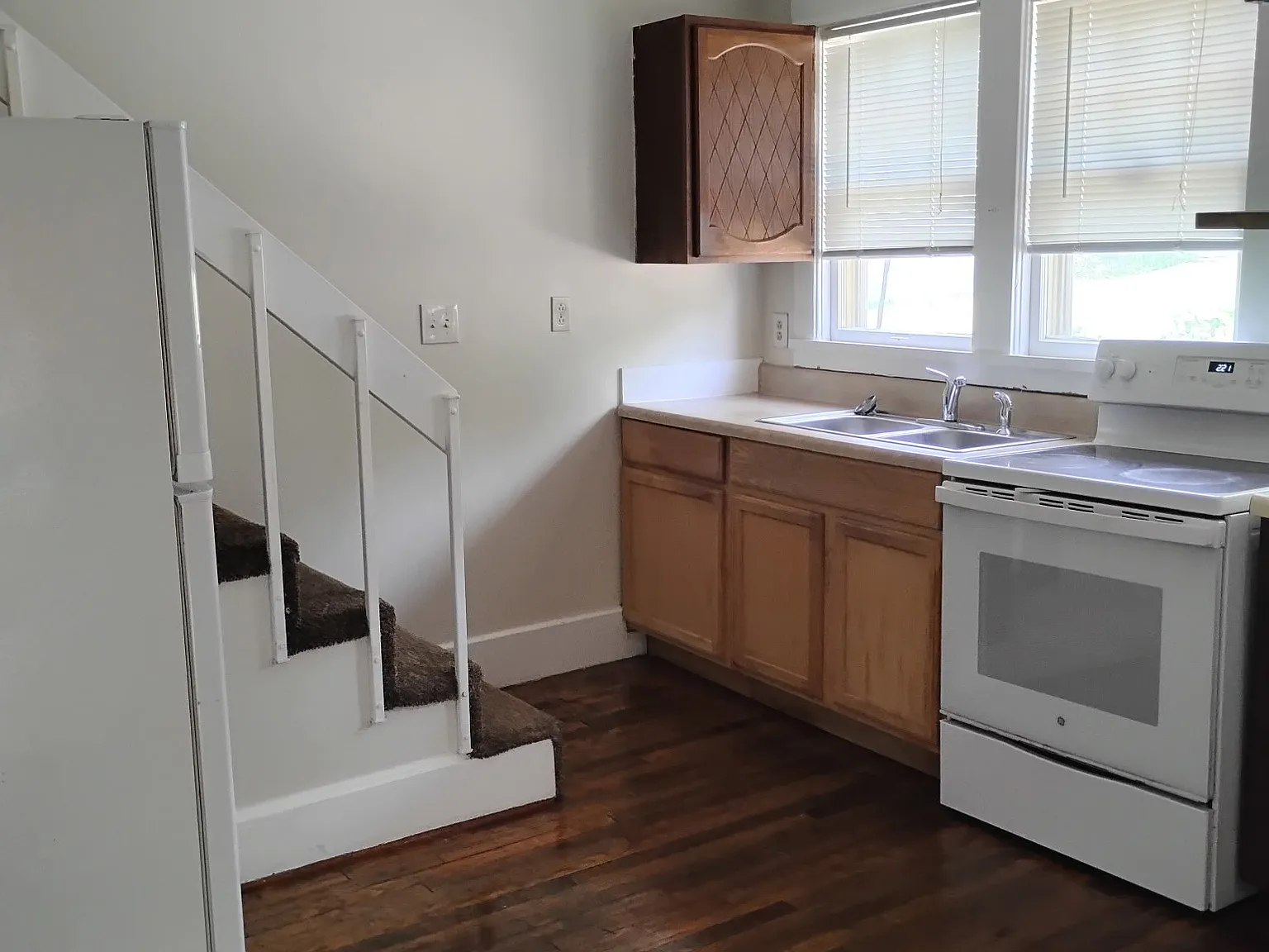 3 bed, 1.0 bath, 1000 sqft, $1,500 — Photo 2