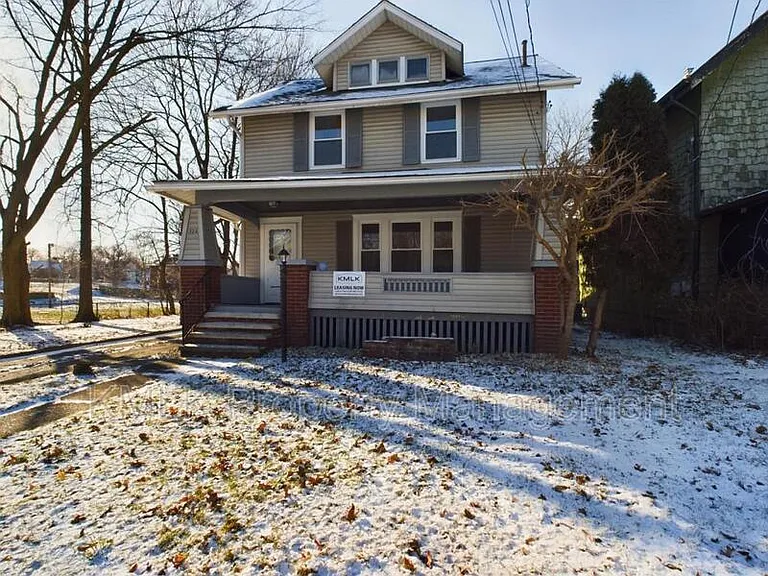 524 Allyn St — Photo 2