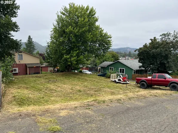 111 NE Baker St, Winston, OR 97496