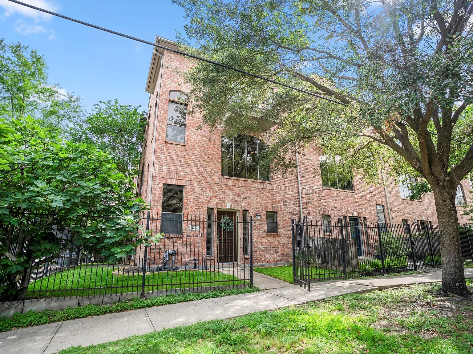2 bed, 2.5 bath, 1516 sqft, $2,800 — Photo 2