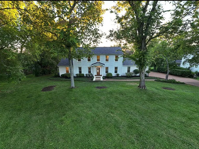 1211 Arrowhead Dr — Photo 3