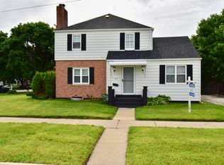 1040 N Jackson St, Waukegan, IL 60085