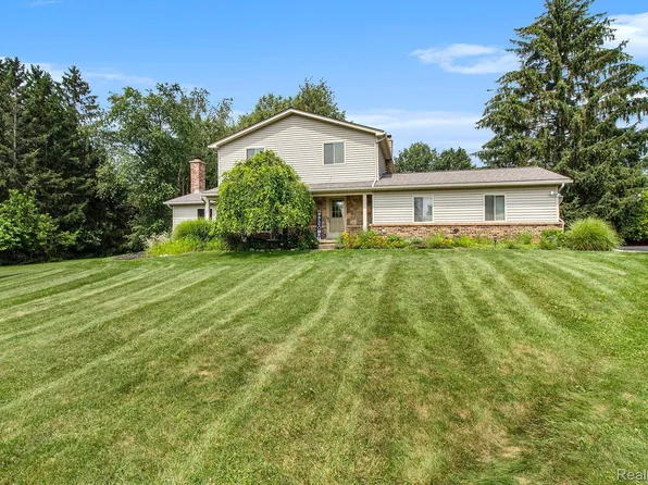 5165 Marshall Ln, White Lake, MI 48383